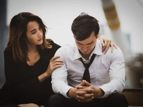 3 thời điểm bạn không nên để người đàn ông của bạn một mình