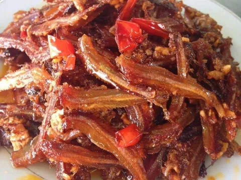 Cách làm cá cơm khô rim mắm tỏi ớt, cực thơm ngon cho mâm cơm nhà bạn thêm hấp dẫn