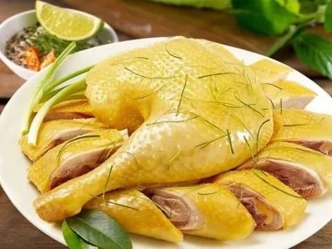 Luộc gà không cần nước dùng: bí quyết gà vàng óng, thịt ngọt, không tanh, không đỏ