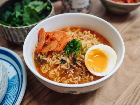 Ăn mỳ tôm cứ áp dụng cách này: Lợi ích nhân đôi, không lo hại người