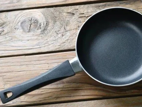 Chảo tróc hết chống dính đừng vội bỏ: Nhỏ vài giọt này vào, sáng bóng như mới mua