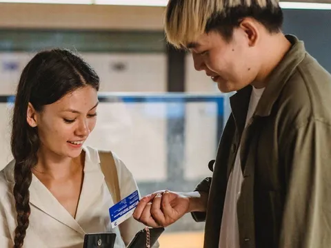 Sau khi kết hôn, có nên đưa lương cho vợ? 3 người đàn ông chia sẻ câu trả lời thực tế đến bất ngờ
