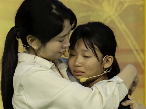 Lê Bống xúc động nhắc về tuổi thơ trong căn tập thể cũ, ngập nước thải đêm 30 Tết