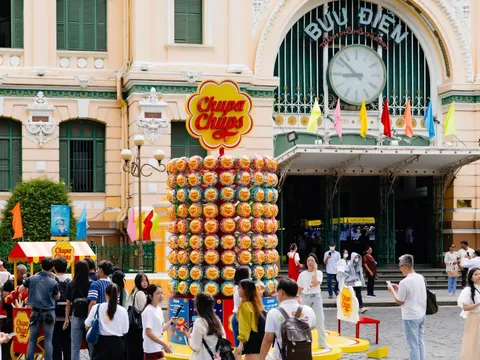 Tháp kẹo khổng lồ Chupa Chups đi khắp muôn nơi, câu chuyện Mãi Vui tiếp nối nhiều thế hệ gia đình Việt