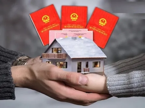 Đến 31/12/2025: Cha mẹ muốn sang tên sổ đỏ cho con cái phải đáp ứng điều này