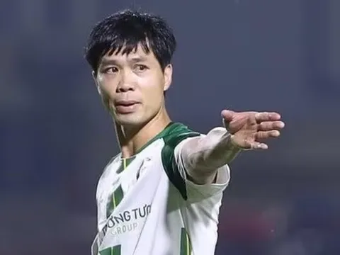 Khi đồng đội cũ nâng cúp, Công Phượng vẫn loay hoay tìm chỗ đứng