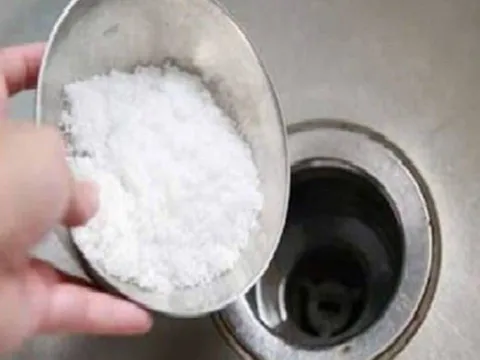 Đổ muối vào ống thoát nước: Mẹo đơn giản mang lại hiệu quả bất ngờ, ai cũng nên biết