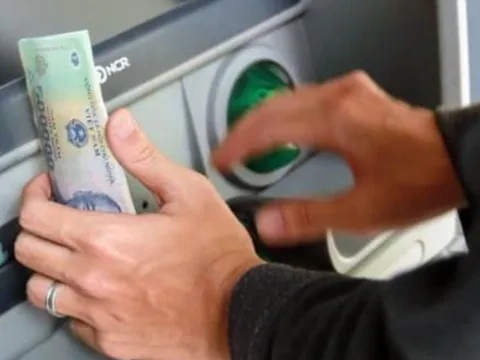 Hạn mức rút tiền thay đổi: Người dân được rút tối đa bao nhiêu tiền?