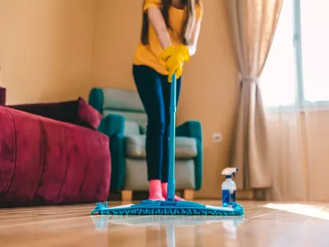 Mẹo lau nhà hết sạch mùi tanh, sạch bóng chỉ trong 5 phút
