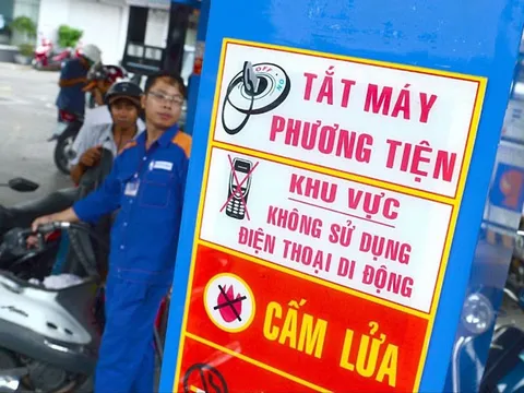 Từ 1/7/2025: Sử dụng điện thoại tại cây xăng có thể bị phạt đến 7 triệu đồng, có phải không?