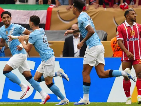 Man City chiến thắng, Foden gây tranh cãi vì hành động với Cherki