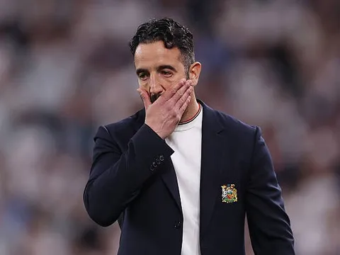 Mở màn khốc liệt, Man Utd không còn thời gian chờ tân binh