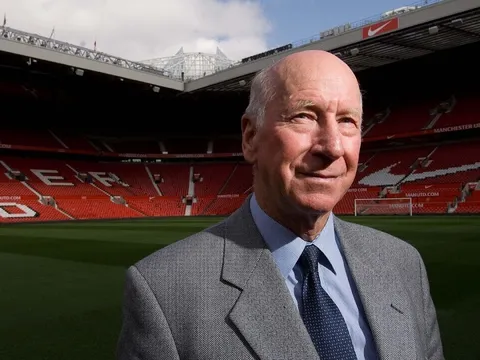 Bobby Charlton – Lòng nhân hậu và sự vĩ đại lặng thầm