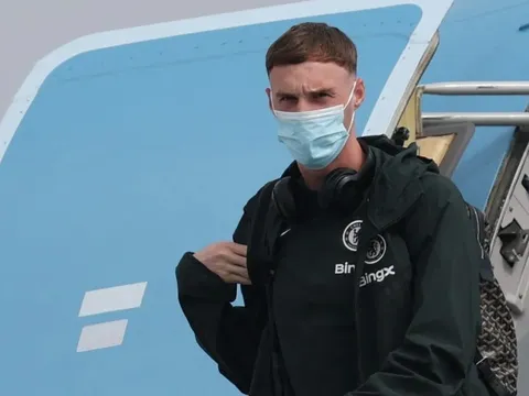 Cole Palmer lý giải việc mang khẩu trang khi di chuyển cùng Chelsea