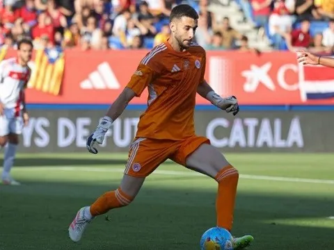 Joan Garcia và nội tình thương vụ đầu tiên của Barca hè 2025