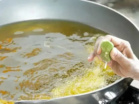 Bí quyết của đầu bếp thông minh: Vắt chanh vào chảo dầu chiên – Tưởng vô lý mà đầy công dụng bất ngờ