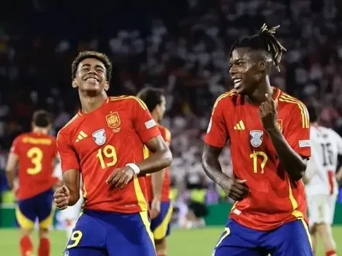 Deco phủ nhận việc Barca mua Nico Williams vì Lamine Yamal
