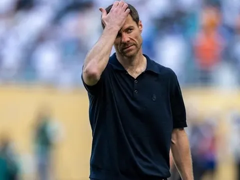 Asencio, tấm thẻ đỏ và lời răn đe của Xabi Alonso