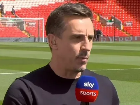 Gary Neville công khai xin lỗi Loris Karius sau phát ngôn quá đà