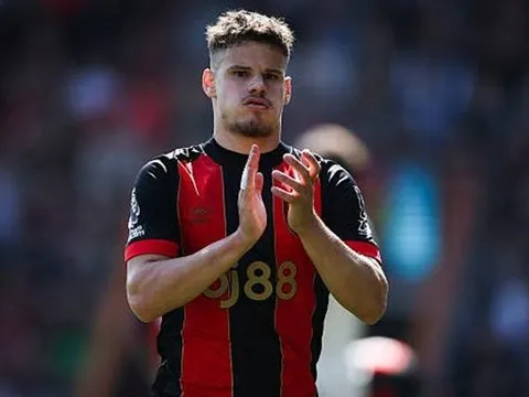 NÓNG: Milos Kerkez bay tới Liverpool để ký hợp đồng