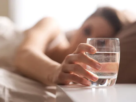 Đừng vội uống nước khi mới ngủ dậy, bác sĩ chỉ ra 5 việc cần làm trước tiên