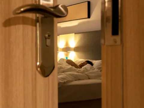 Đi ngủ nên đóng hay mở cửa phòng là tốt nhất? Tưởng đơn giản mà nhiều người làm sai
