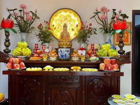 Người giàu luôn đặt bình hoa bên trái bàn thờ khi thắp hương: Đặt bên phải thì sao?