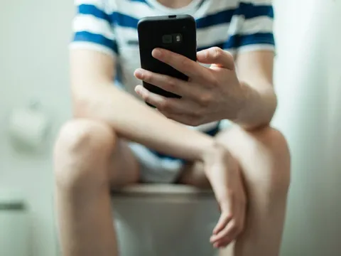 Rơi 13cm ruột ra ngoài vì dùng điện thoại trong toilet 2 tiếng: 5 tác hại khi dùng điện thoại lúc đi vệ sinh