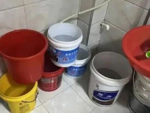 Tại sao tuyệt đối không nên đổ nước xả bồn cầu? Lời cảnh báo bất ngờ từ thợ bảo trì!