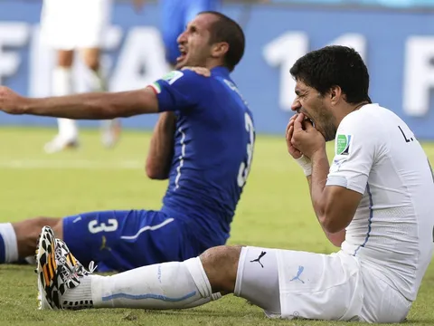 Ngày này năm xưa: Vết cắn định mệnh và bản ngã phức tạp của Luis Suarez