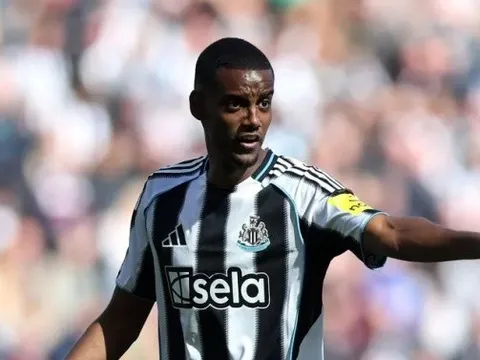 Newcastle tính giữ Isak bằng hợp đồng kỷ lục