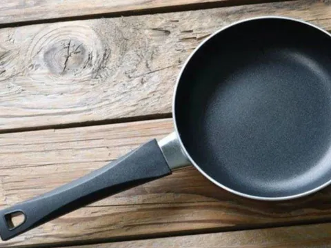 Chảo cũ mất lớp chống dính đừng vội vứt – Nhỏ vài giọt này vào, chảo lại “như mới” chỉ sau 1 phút!