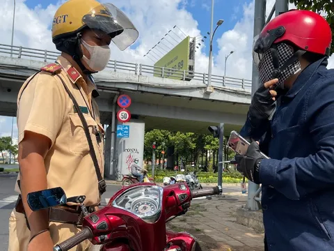 Từ nay, vợ chồng đi xe của nhau, không chính chủ có bị xử phạt tới 8 triệu không?