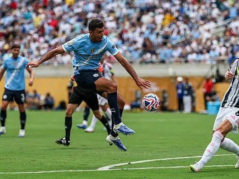 Rodri tái xuất; "Đôi cánh" tỏa sáng: Thấy gì từ thắng lợi hủy diệt của Man City?