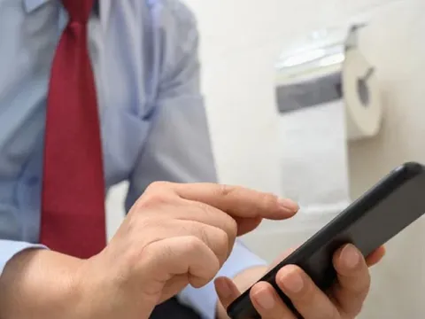 Dùng điện thoại khi đi vệ sinh gây hại sức khỏe: Những lý do khiến bạn muốn từ bỏ thói quen ngay lập tức
