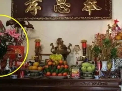Người giàu luôn đặt lọ hoa bên trái bàn thờ khi thắp hương, nếu đặt bên phải thì sao?