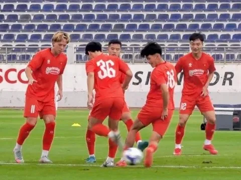 Ngày đầu hội quân, HLV Kim Sang Sik vắng hàng loạt trụ cột