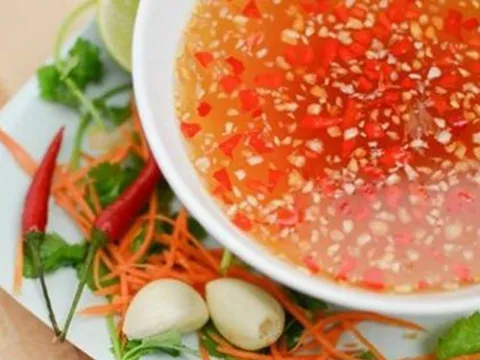 Cách pha nước mắm chua ngọt để lâu, tỏi ớt nổi đẹp mắt, chấm gì cũng ngon