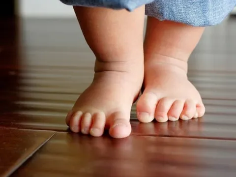 Trẻ biết đi trước biết bò đừng vội mừng: Cha mẹ phải biết điều này