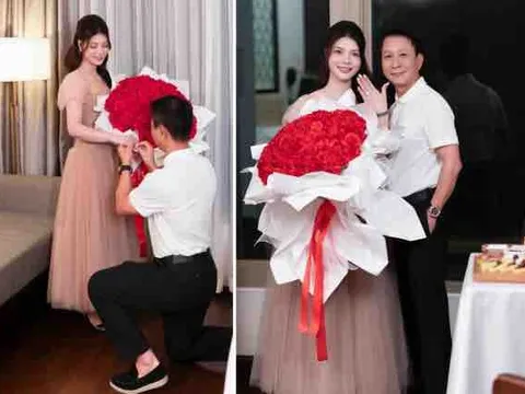 HLV Văn Sỹ Sơn cầu hôn bạn gái: "Em là người cuối cùng anh quỳ gối trước mặt"