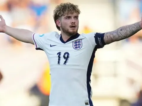 Harvey Elliott bị điều tra sau cử chỉ khiêu khích đối thủ ở trận chung kết U21