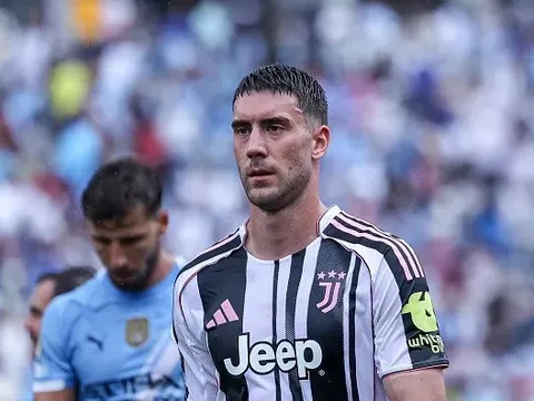 Vlahovic không muốn rời Juventus dù có tin đồn đổi chỗ với Sancho