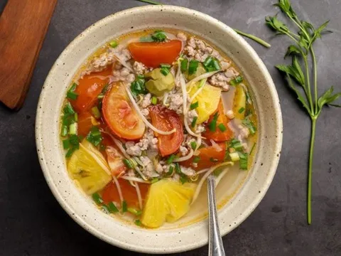 Nấu canh chua thịt bằm siêu đơn giản, mất chưa đến 10 phút là bạn có nồi canh chua ngon chất ngất mùa hè