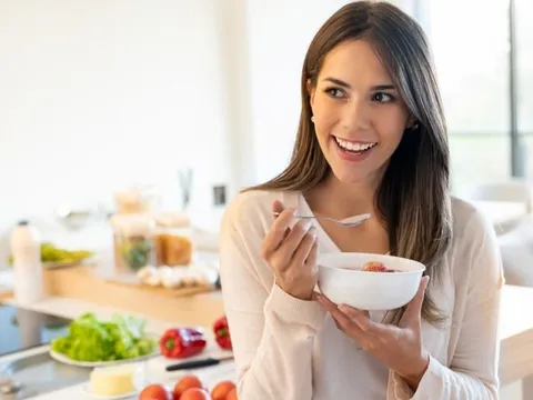 Ăn càng ít, sống càng lâu? Chuyên gia bật mí cách ăn ba bữa mỗi ngày để sống khỏe, sống thọ