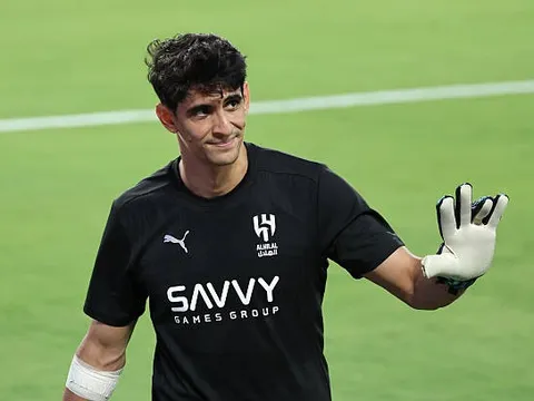 Ederson ngụp lặn, thủ thành Al Hilal gây choáng với 10 pha cứu thua