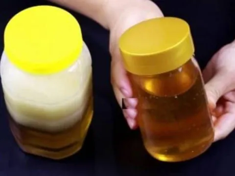 Cách nhận biết mật ong thật giả cực chuẩn chỉ bằng cách lật ngược chai – Phát hiện ngay, không lo mua nhầm!