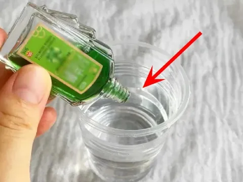 Công dụng đặc biệt của dầu gió pha với giấm trắng, nhà nào cũng cần