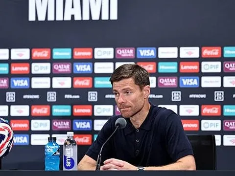 Xabi Alonso né câu hỏi về "cuộc chiến" giữa Garcia và Mbappe