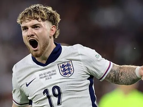 Newcastle quan tâm, Liverpool ra giá bán Harvey Elliott
