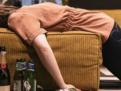 Phụ nữ say xỉn bên ngoài thường nghĩ đến điều gì nhất? Câu trả lời khiến nhiều người bất ngờ